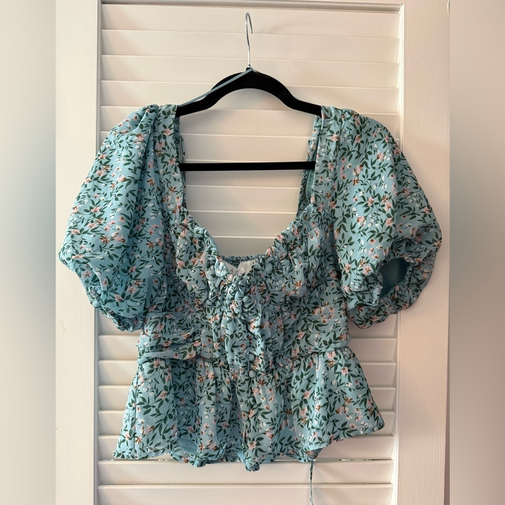 ASTR the Label Revolve Claremont Floral Puff-Sleeve Cropped Top Size Medium